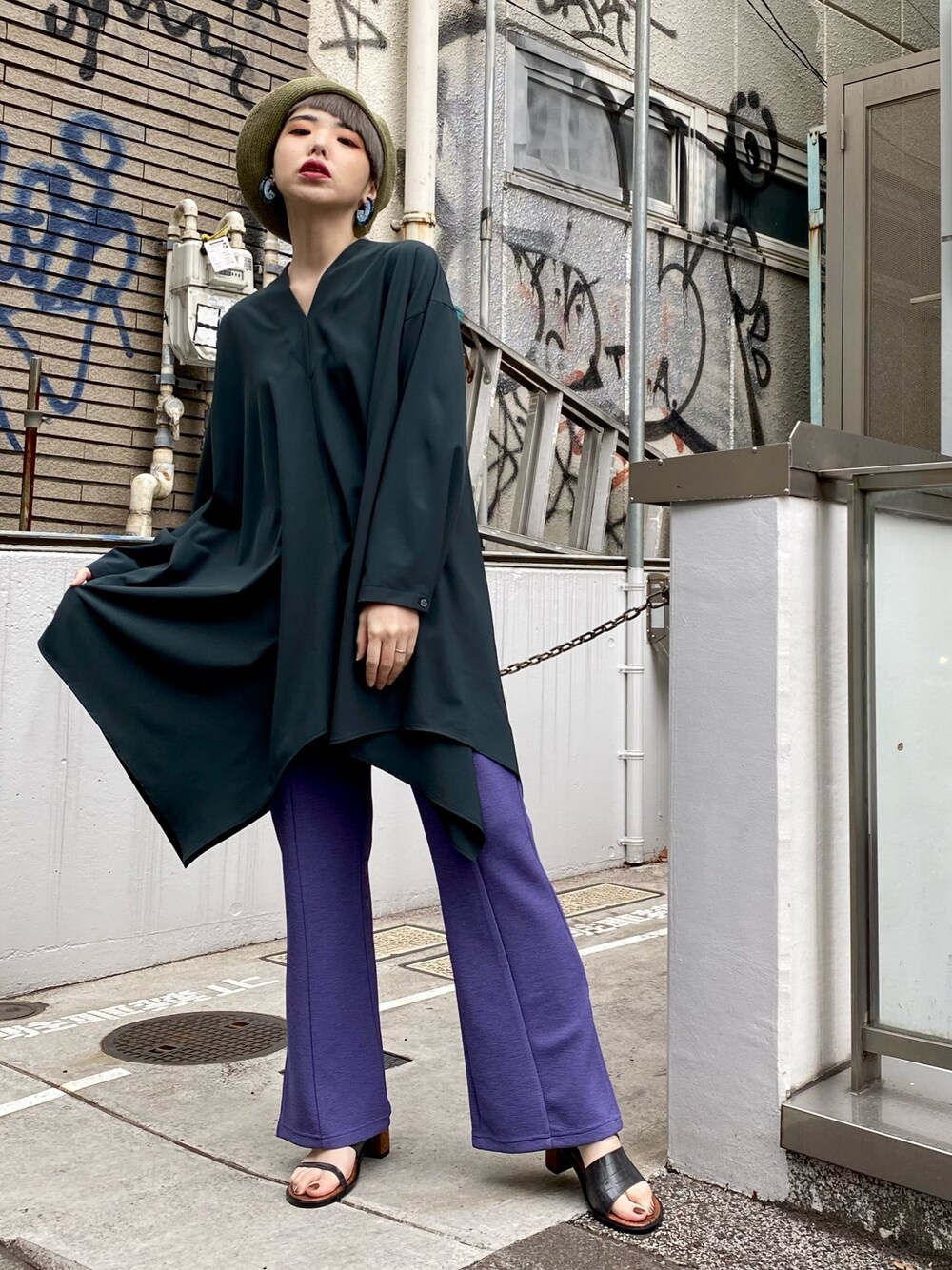 「ベレー帽、フレアパンツ、ストリート、カラーパンツ、休日スタイル」｜「OSMOSISのVネックフレアーブラウス（シャツ/ブラウス、グレー系）」を使った、OZAWA  さん（レディース・158cm）の冬コーディネートの1枚目の写真