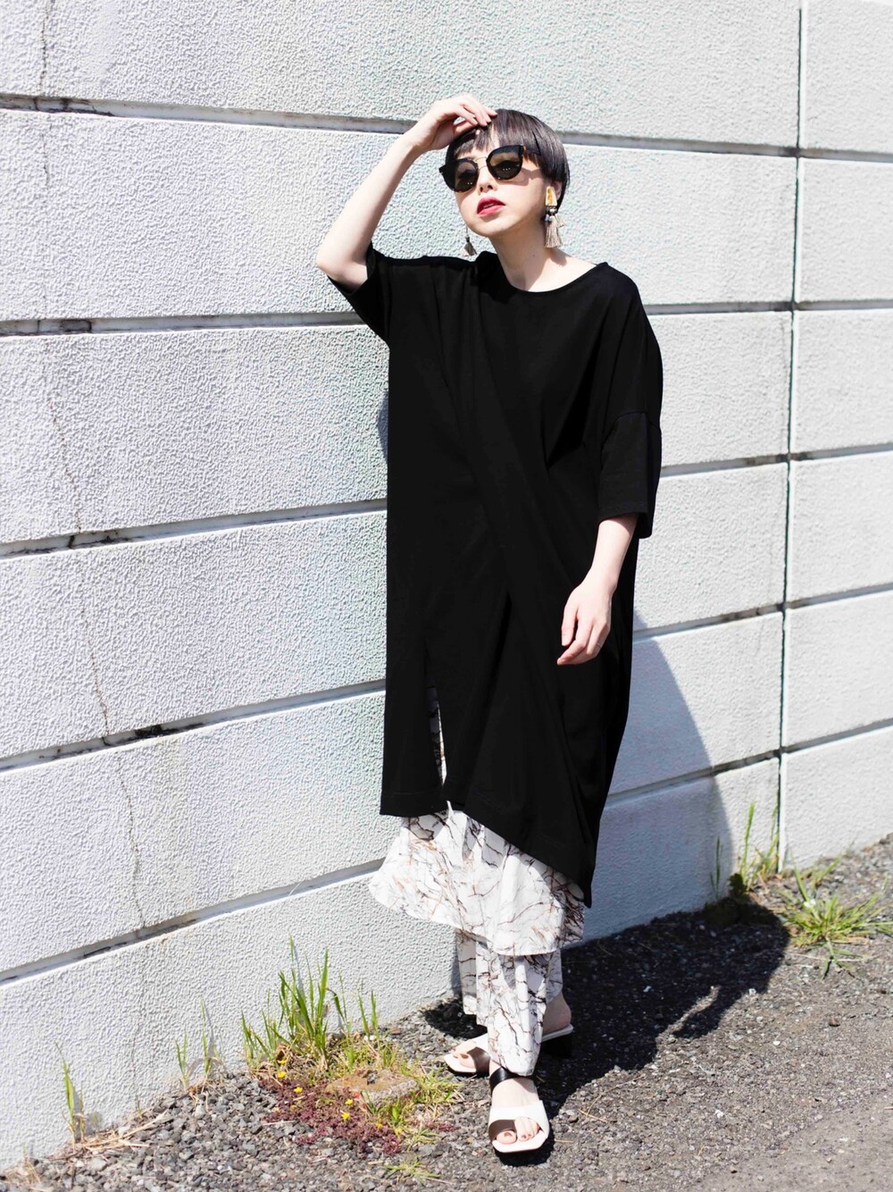 「ストリート、フレアパンツ、モノトーン、ゆるコーデ、モード、休日スタイル」｜「OSMOSISのリボンアレンジロングTシャツ（Tシャツ/カットソー、ブラック系）」を使った、OZAWA  さん（レディース・158cm）の春コーディネートの1枚目の写真