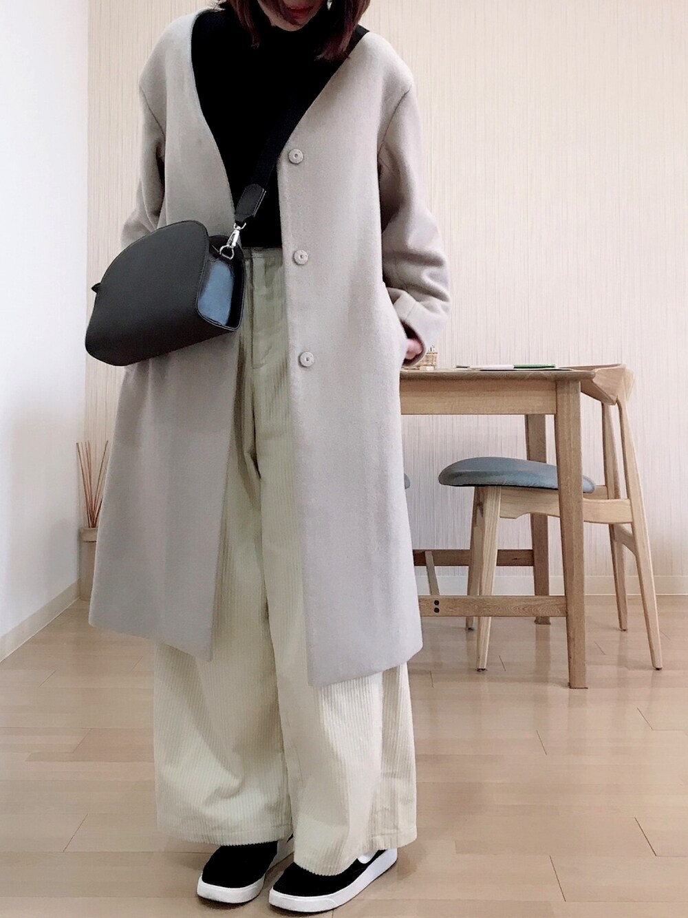 「ベージュ、ノーカラーコート、ゆるコーデ、GU、コーデュロイパンツ、ベージュコート、ワイドパンツ、ペールトーン、ナイキスニーカー、低身長」｜「URBAN RESEARCHのVネックロングコート（その他アウター、ベージュ系）」を使った、こなゆきさん（レディース・152cm）の秋コーディネートの1枚目の写真