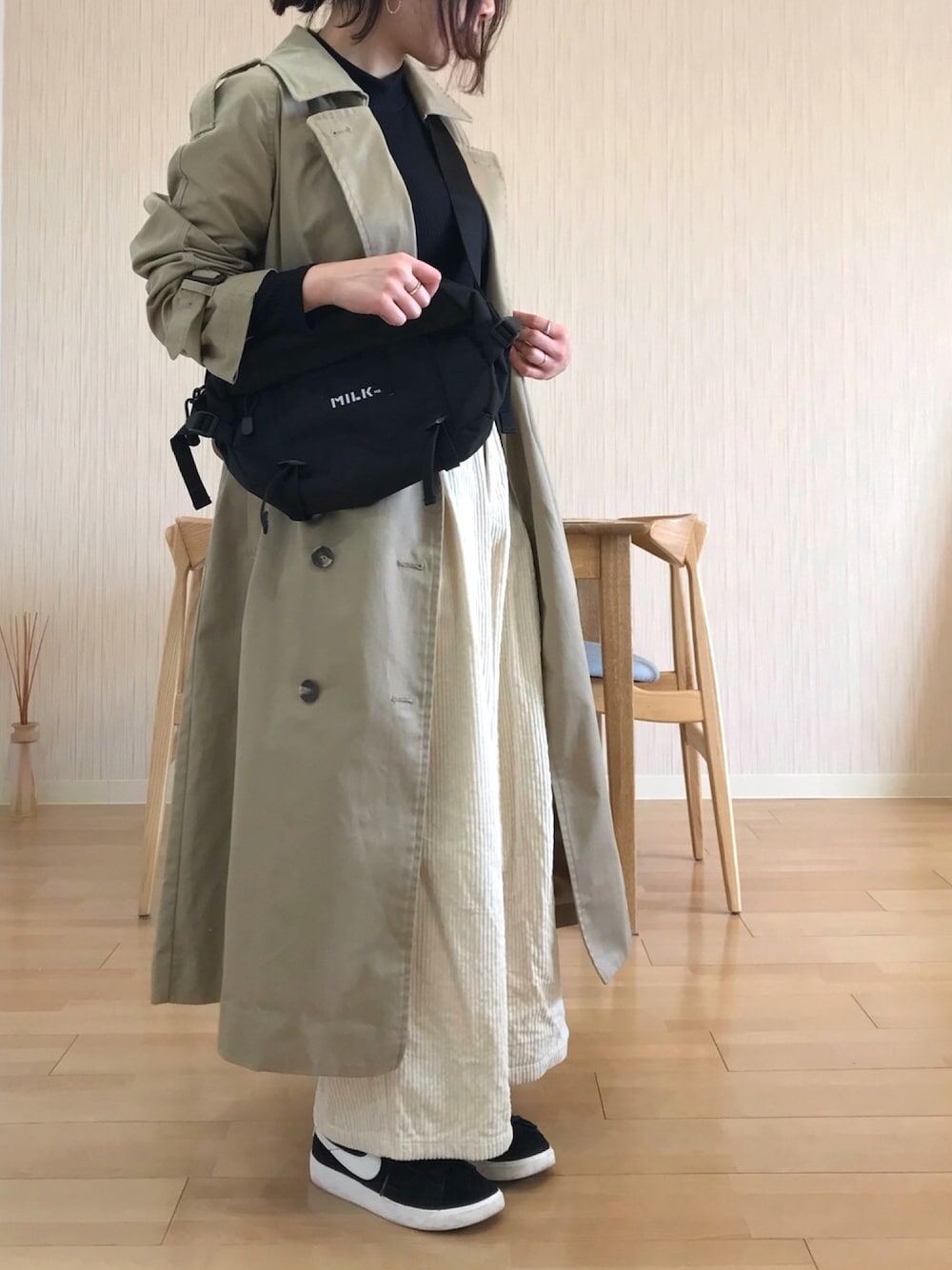 「オトナカジュアル、スニーカー、コーデュロイパンツ、ホワイトパンツ、トレンチコート、トレンチコート×スニーカー、MILKFED.、低身長、シンプルコーデ、NIKE」｜「SENSE OF PLACE by URBAN RESEARCHのトレンチコート（トレンチコート、ベージュ系）」を使った、こなゆきさん（レディース・152cm）の冬コーディネートの1枚目の写真