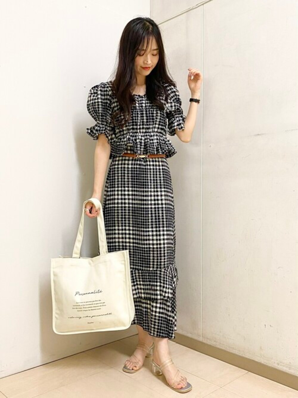 ブラック系のシャツ/ブラウス、ブラック系のスカート、シルバー系のサンダルを着用したレディースの夏コーディネートの1枚目の写真