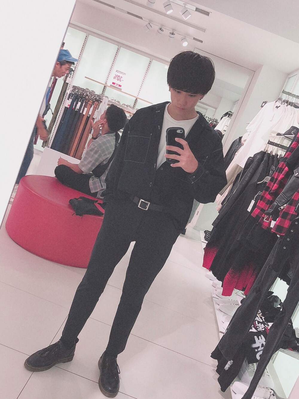 「ラブアンドピース2019、おしゃれさんと繋がりたい、シンプル、きれいめカジュアル、黒、タックイン、UNIQLO、韓国風コーデ、セットアップ風、低身長」｜「SPINNSのキリカエデザイン フープイヤリング（イヤリング、シルバー系）」を使った、怪盗探偵山猫さん（メンズ・166cm）の秋コーディネートの1枚目の写真