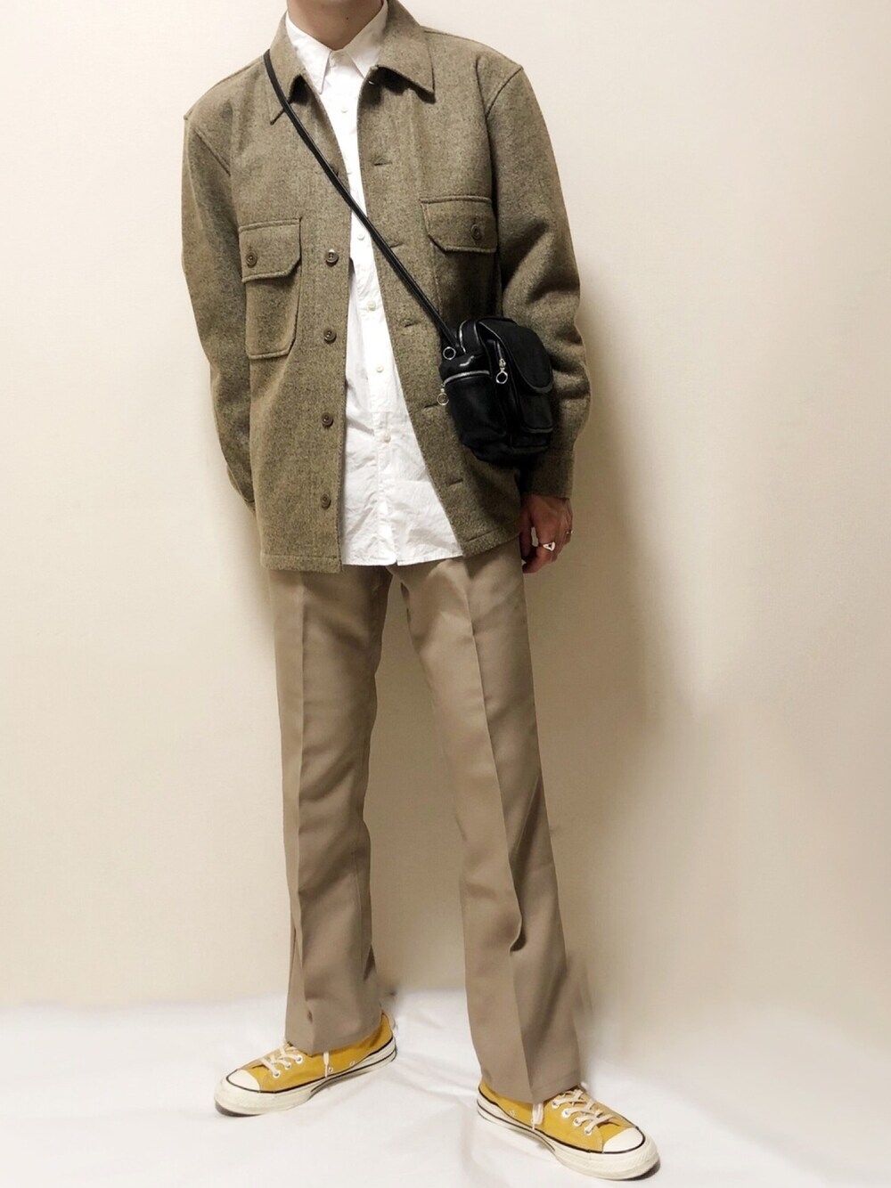「シンプルコーデ、キレイめ、カジュアルコーデ、converse、カジュアル、大人カジュアル、きれいめカジュアル、CT70s、UNIQLO、ユニクロ」｜「WranglerのWrangler/ラングラー WRANCHER DRESS JEANS/ランチャー ドレスジーンズ（その他パンツ、ベージュ系）」を使った、はるさん（メンズ・177cm）の春コーディネートの1枚目の写真