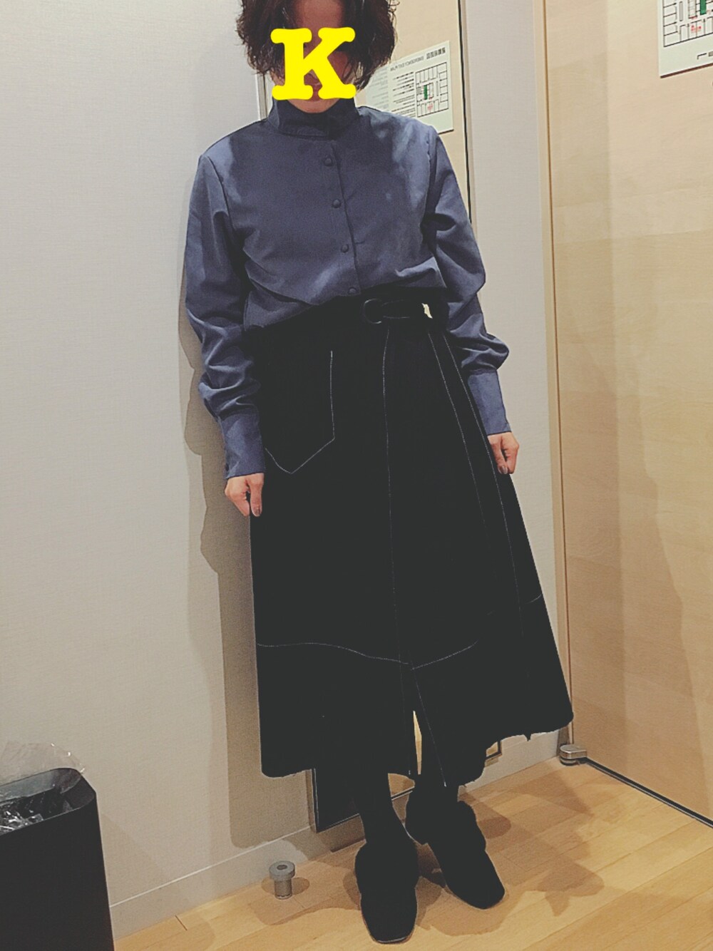 「おでかけ、ロングカフス、シャツスタイル、ラップスカート、巻きスカート、シンプル、冬コーデ、黒、水色」｜「haushcaのアイテム（シャツ/ブラウス、ブルー系）」を使った、i m k nさん（レディース・156cm）の冬コーディネートの1枚目の写真