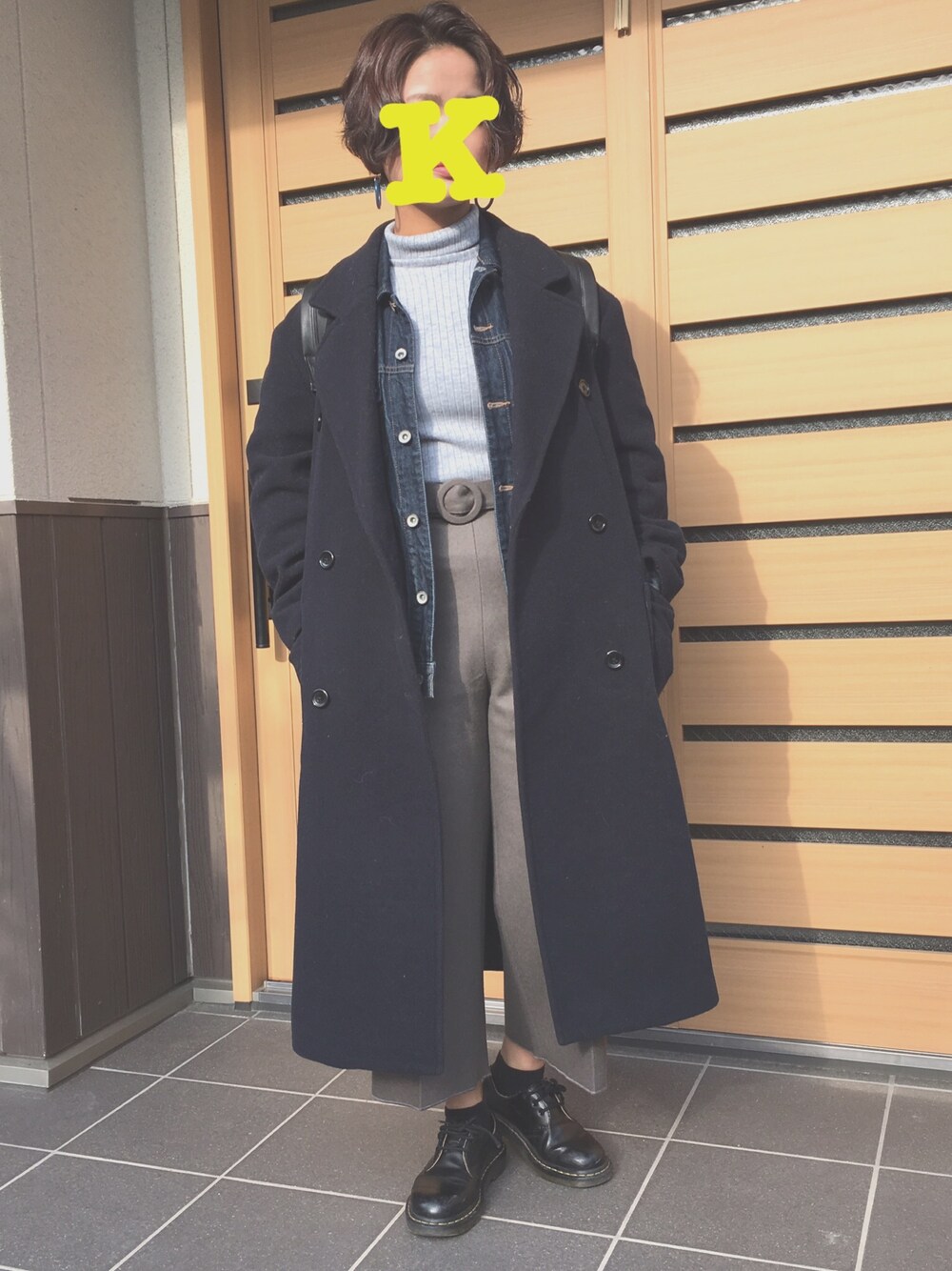 「カジュアルコーデ、パンツスタイル、シンプルコーデ、ベルト、デニム、グレー、ロングコート」｜「JEANASISのロングボリュームコート/565658（チェスターコート、ブルー系）」を使った、i m k nさん（レディース・156cm）の冬コーディネートの1枚目の写真