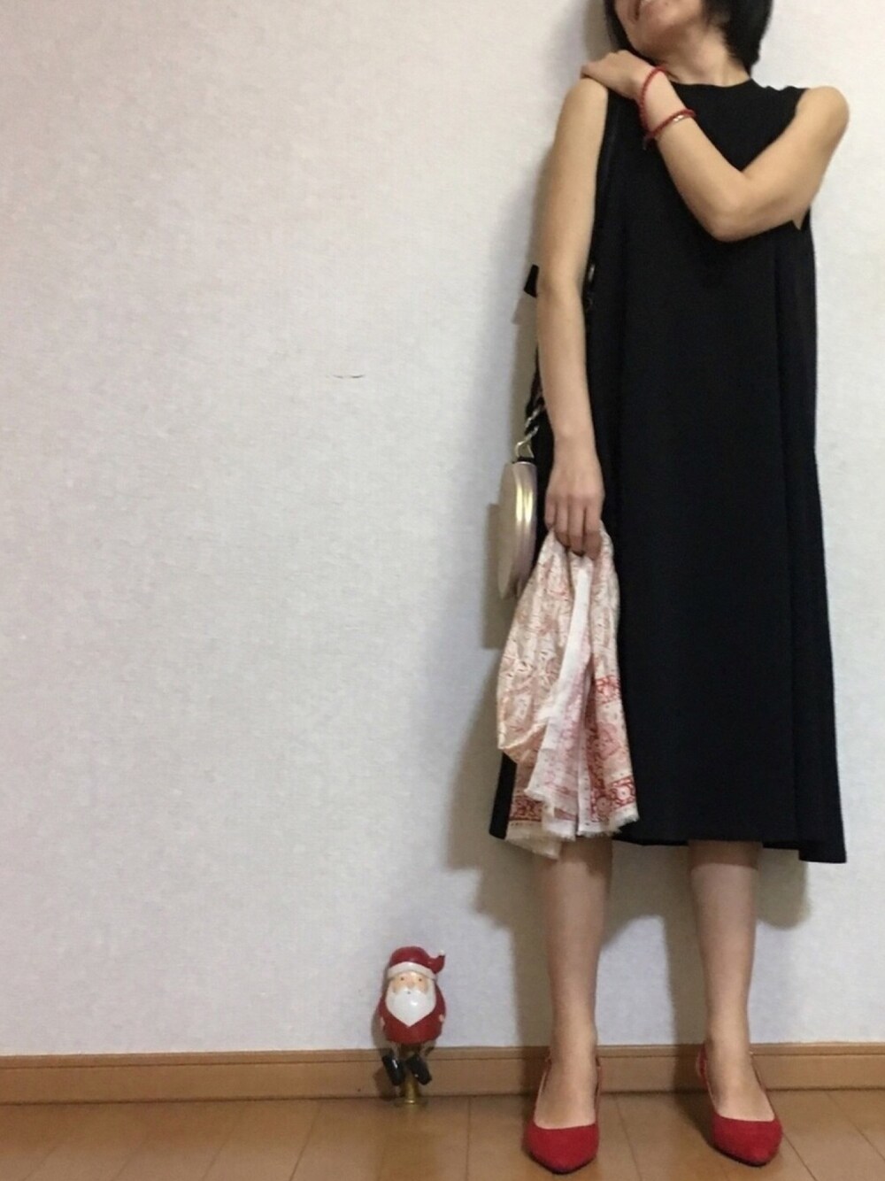 「キレイめ、クリスマス、プチプラ」｜「coca（coca）のたっぷりAラインエンボス加工ワンピース（ワンピース、ブラック系）」を使った、cheeさん（レディース・163cm）の冬コーディネートの1枚目の写真
