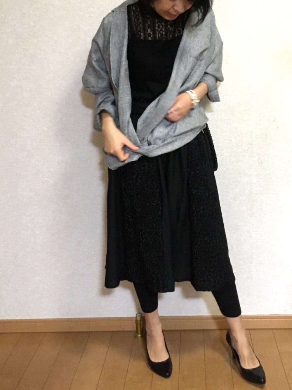 「無彩色、おまかせ定期便、大人コーデ」｜「antiquaのデザイン生地切り替えスカート（スカート、ブラック系）」を使った、cheeさん（レディース・163cm）の冬コーディネートの1枚目の写真