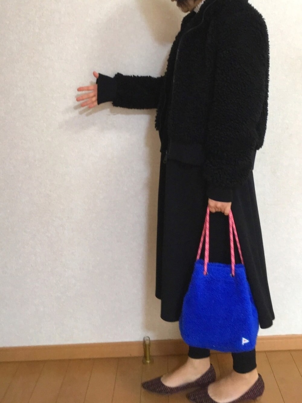 「まっくろコーデ、もこもこ、出勤スタイル、小物で遊ぶ」｜「ZARAのアイテム（ブルゾン、ブラック系）」を使った、cheeさん（レディース・163cm）の冬コーディネートの1枚目の写真