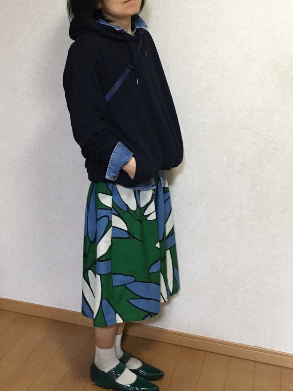 「休日スタイル、春コーデ、スカート」｜「UNIQLOのスウェットプルパーカ（長袖）（パーカー、ブルー系）」を使った、cheeさん（レディース・163cm）の冬コーディネートの1枚目の写真
