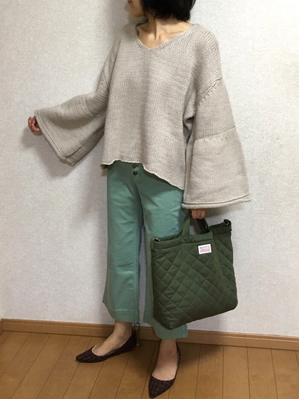 「カジュアルコーデ、コットンニット、ベルスリーブ、カーキ色」｜「GAPのハイライズ クロップド ワイドレッグパンツ（ボタンフライ）（その他パンツ、グリーン系）」を使った、cheeさん（レディース・163cm）の春コーディネートの1枚目の写真