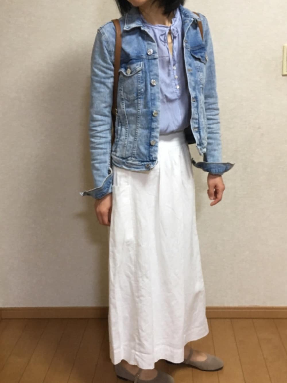 「春、シンプル、きれいめカジュアル、大人コーデ」｜「GAPのGap タイベルト ミディスカート（リネンコットン）（スカート、ホワイト系）」を使った、cheeさん（レディース・163cm）の春コーディネートの1枚目の写真