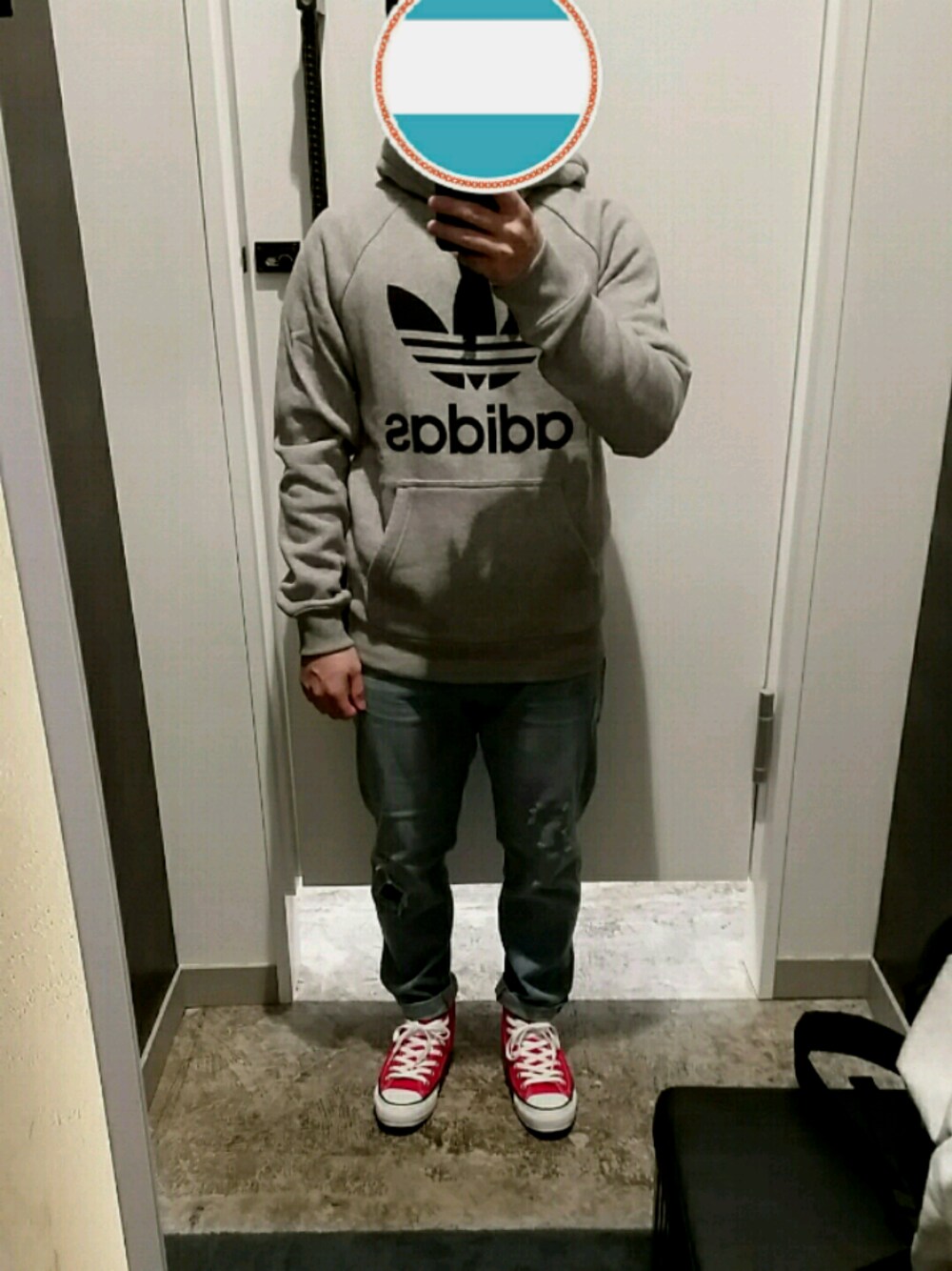 「デニム、シンプル、プチプラコーデ、低身長」｜「adidas Originalsのメンズ アディダス アディカラー パーカー adidas ADICOLOR HOODIE AY7966/AY7967（パーカー、グレー系）」を使った、まこち(相互フォロー、❤返ししてます)さん（メンズ・155cm）の秋コーディネートの1枚目の写真