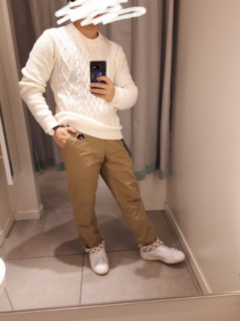 「ガチャベルト、ダニエルウェリントン、ニット、チノパン、にゃー、スニーカー」｜「UNIQLOのWOMEN エクストラファインメリノハイネックセーター（長袖）（ニット/セーター、ホワイト系）」を使った、まこち(相互フォロー、❤返ししてます)さん（メンズ・155cm）の冬コーディネートの1枚目の写真