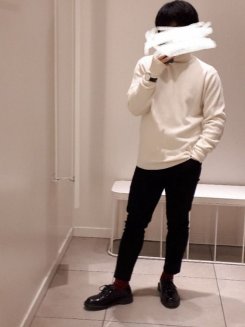 「モノトーン、UNIQLO U、ダニエルウェリントン、タートルネック、wheir bobson、キレイめ」｜「Ray BEAMSのアイテム（ブーツ、ブラック系）」を使った、まこち(相互フォロー、❤返ししてます)さん（メンズ・155cm）の冬コーディネートの1枚目の写真