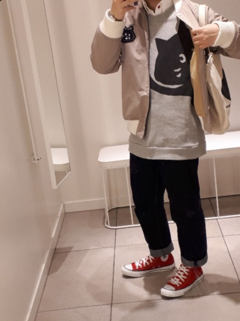 「にゃー、カジュアル、コンバース、おしゃれさんと繋がりたい、無印良品、ネネット男子、ネネット、モンハン、モンハンワールド」｜「無印良品のアイテム（シャツ/ブラウス、ホワイト系）」を使った、まこち(相互フォロー、❤返ししてます)さん（メンズ・155cm）の冬コーディネートの1枚目の写真