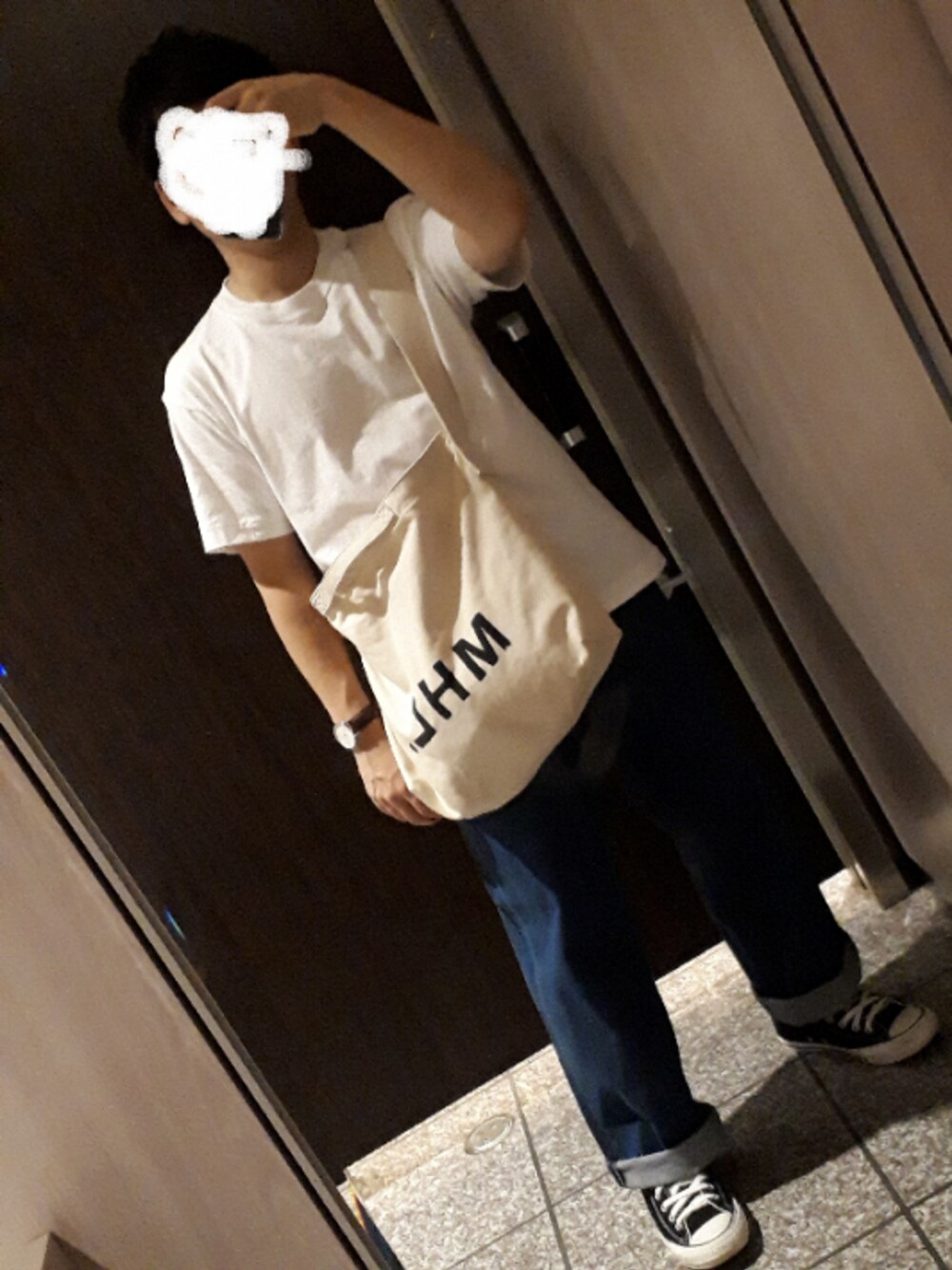 「シンプルコーデ、プチプラ、デニム、ワイドパンツ、スニーカー、ラフ」｜「CONVERSEのBAYFLOW／【CONVERSE(コンバース)】ALL STAR 100 HI (MEN)（スニーカー、ブラック系）」を使った、まこち(相互フォロー、❤返ししてます)さん（メンズ・155cm）の秋コーディネートの1枚目の写真