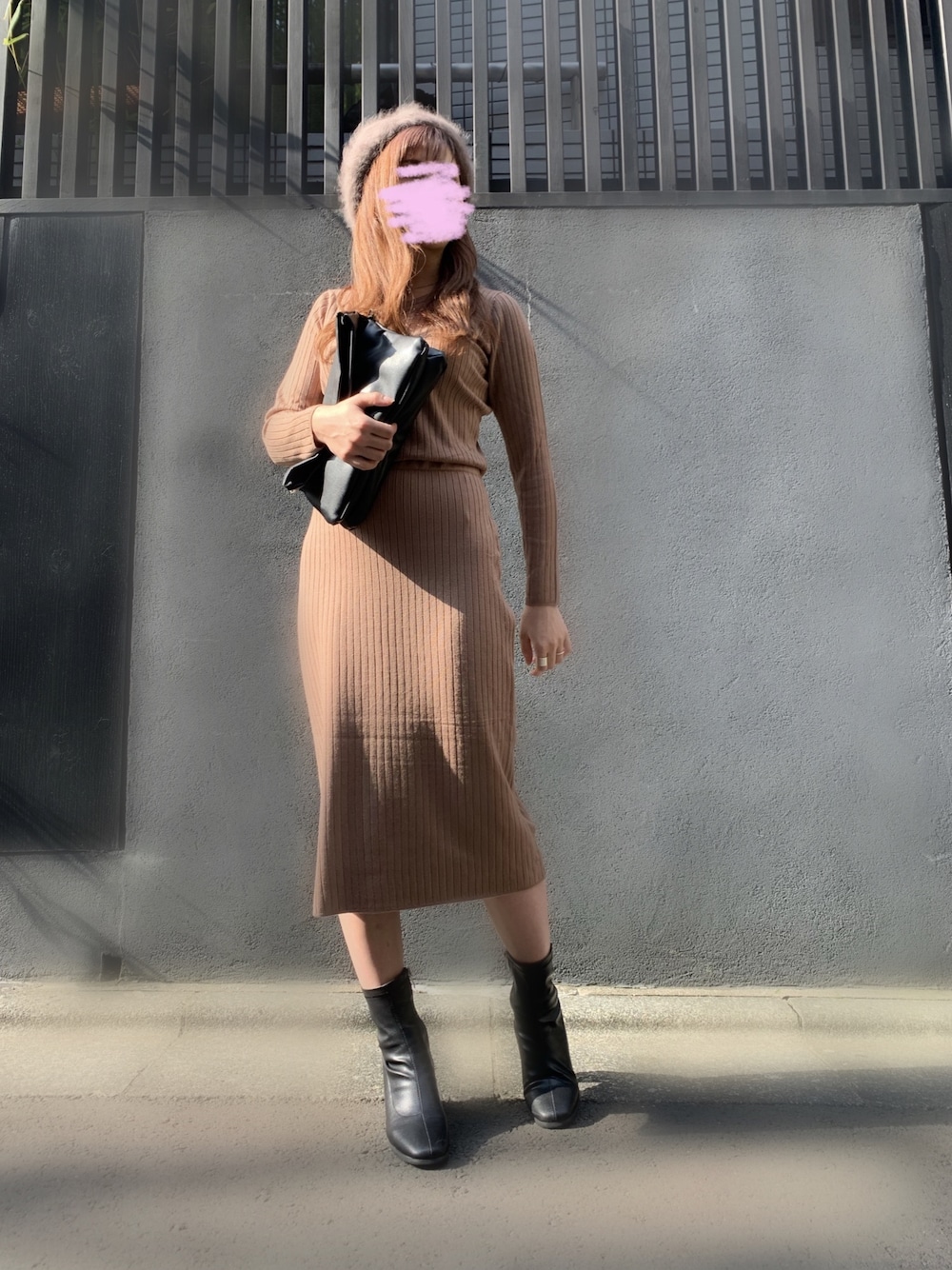 ベージュ系のワンピース、ブラック系のブーツ、ベージュ系のハンチング/ベレー帽を着用したレディースの秋コーディネートの1枚目の写真