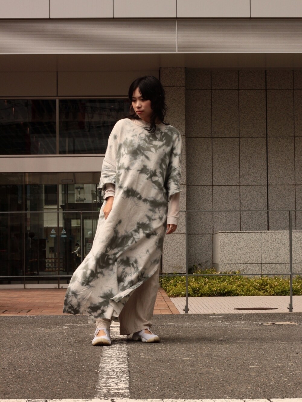 「これが私をアゲる服、カジュアル、ラクチンコーデ、今日のコーデ、オーバーサイズ、タイダイ柄、freada、バックオープン」｜「FREAK'S STOREのFreada/フリーダ　ガーゼ裏毛タイダイワンピース（ワンピース、ブルー系）」を使った、Atsuki Yumikuraさん（レディース・160cm）の春コーディネートの1枚目の写真