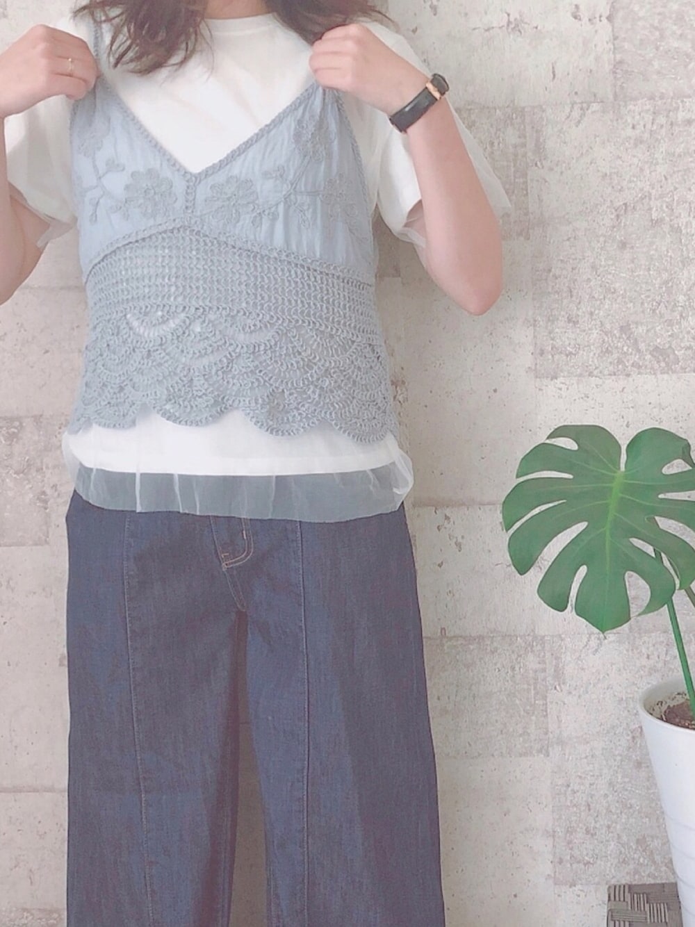 「fifth、SENCE OF PLACE 、RedyAzel、キャミソール、Daniel Wellington、チュール」｜「REDYAZELのハイウエストロールアップデニムパンツ（その他パンツ、ブルー系）」を使った、あぷさん（レディース・161cm）の夏コーディネートの1枚目の写真