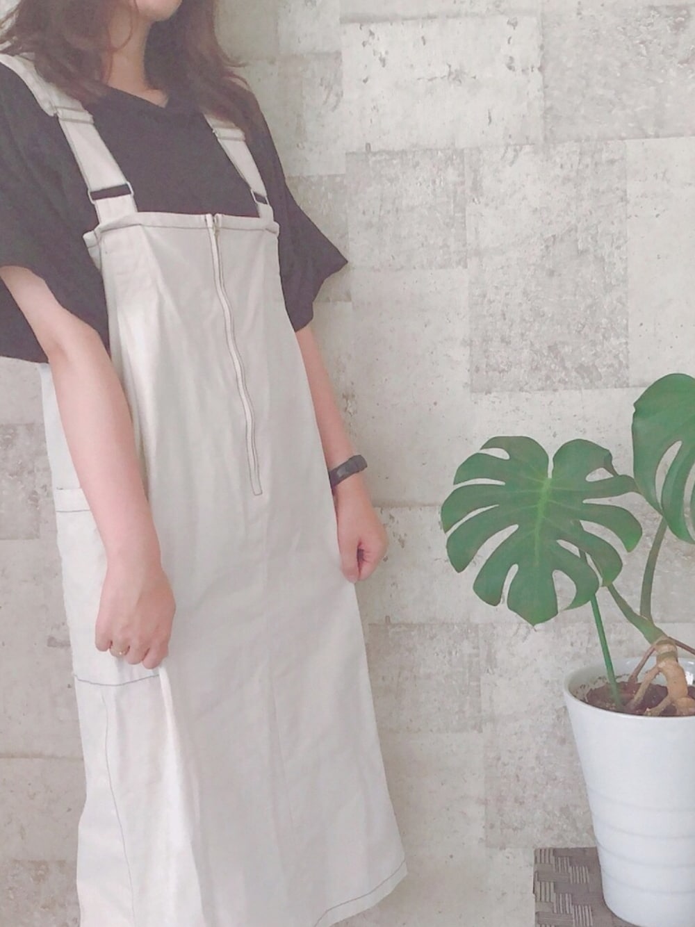 「モノクロ、ジャンスカ、Kastane、KBF、Daniel Wellington、ワンピース」｜「KBFのBIGロールアップスリーブTEE（Tシャツ/カットソー、ブラック系）」を使った、あぷさん（レディース・161cm）の夏コーディネートの1枚目の写真
