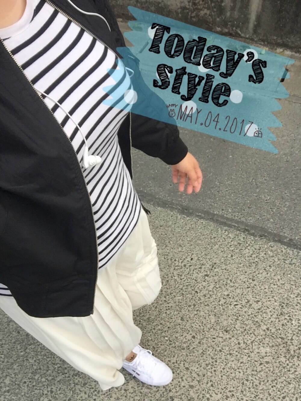 「モノトーン、ボーダー、ワイドパンツ、スニーカーコーデ、GU、ローリーズファーム(LOWRYS FARM)」｜「GUのアイテム（Tシャツ/カットソー、ホワイト系）」を使った、miyukiさん（レディース・163cm）の春コーディネートの1枚目の写真