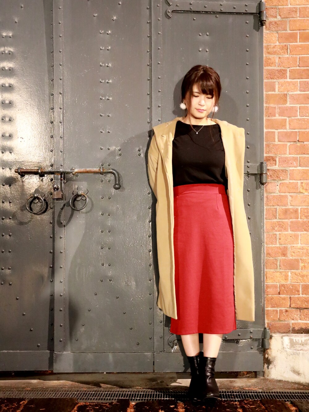 「大人カジュアル、タイトスカート、ブーツ、赤いスカート、赤×黒」｜「earth music&ecologyのアイテム（シャツ/ブラウス、ブラック系）」を使った、とりちゃんさん（レディース・153cm）の冬コーディネートの1枚目の写真