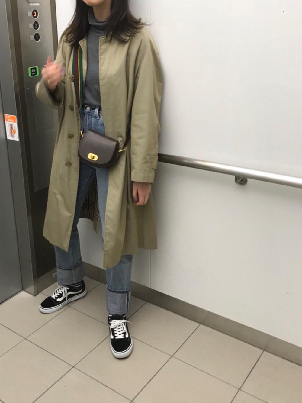 「burberry、バーバリー、ステンカラーコート、VANS、オールドスクール、ベージュ」｜「BURBERRYのアイテム（ステンカラーコート、ベージュ系）」を使った、zeeさん（レディース・166cm）の春コーディネートの1枚目の写真