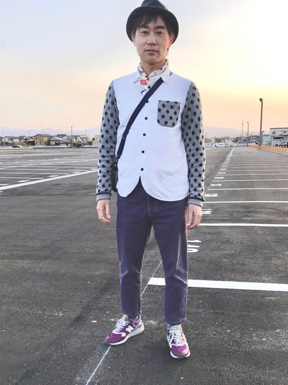 「フラボア男子、フラボア、グレゴリー、ニコアンド コーデ、ニューバランス、水玉、紫色、休日スタイル、50代カジュアル」｜「R.NEWBOLDのアイテム（ハット、ブルー系）」を使った、KK1805さん（メンズ・167cm）の春コーディネートの1枚目の写真
