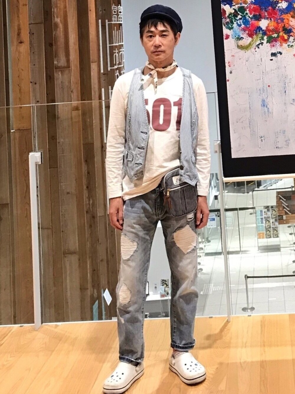 「バンダナ、クロックス、リーバイス 501t、キャスケット、休日スタイル、50代カジュアル」｜「Alderneyのアイテム（キャスケット、ブルー系）」を使った、KK1805さん（メンズ・168cm）の秋コーディネートの1枚目の写真