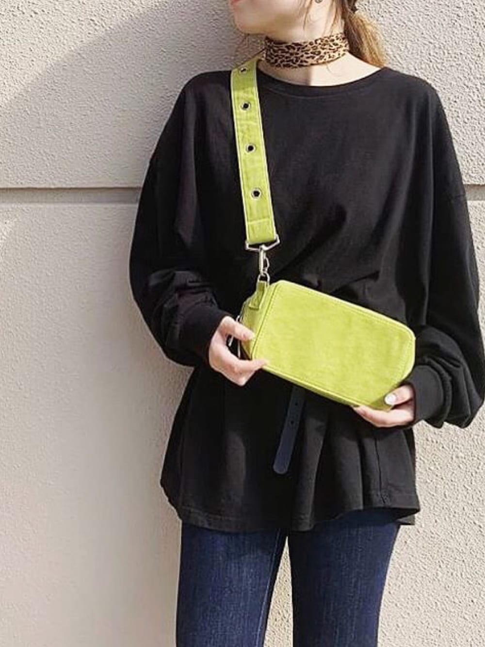 グリーン系のショルダーバッグ、ブラック系のTシャツ/カットソー、ベージュ系のバンダナ/スカーフを着用したレディースの秋コーディネートの1枚目の写真