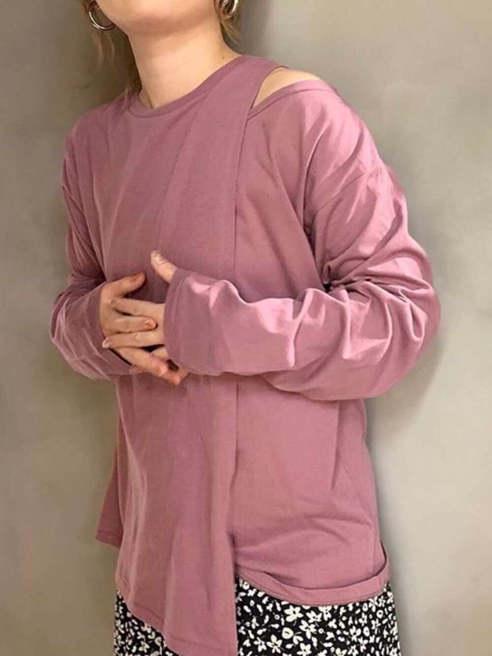 パープル系のTシャツ/カットソーを着用したレディースの秋コーディネートの1枚目の写真