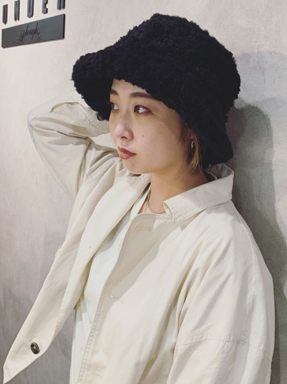 ブラック系のハットを着用したレディースの秋コーディネートの1枚目の写真