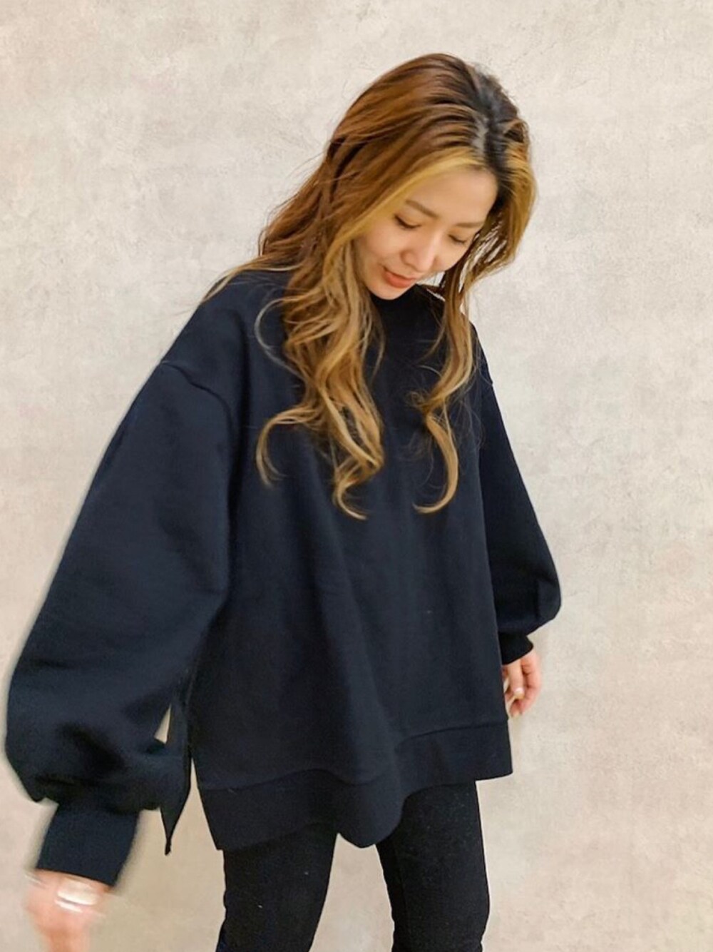 「シンプル、オトナ女子、オトナカジュアル、カジュアルコーデ、ootd、ブラック、ワントーンコーデ、今日のコーデ、ビッグシルエット、モノトーン」｜「SLYのBOX OVER SW トップス（スウェット、ブラック系）」を使った、アンダープラウ AEON釧路店さん（レディース・158cm）の秋コーディネートの1枚目の写真