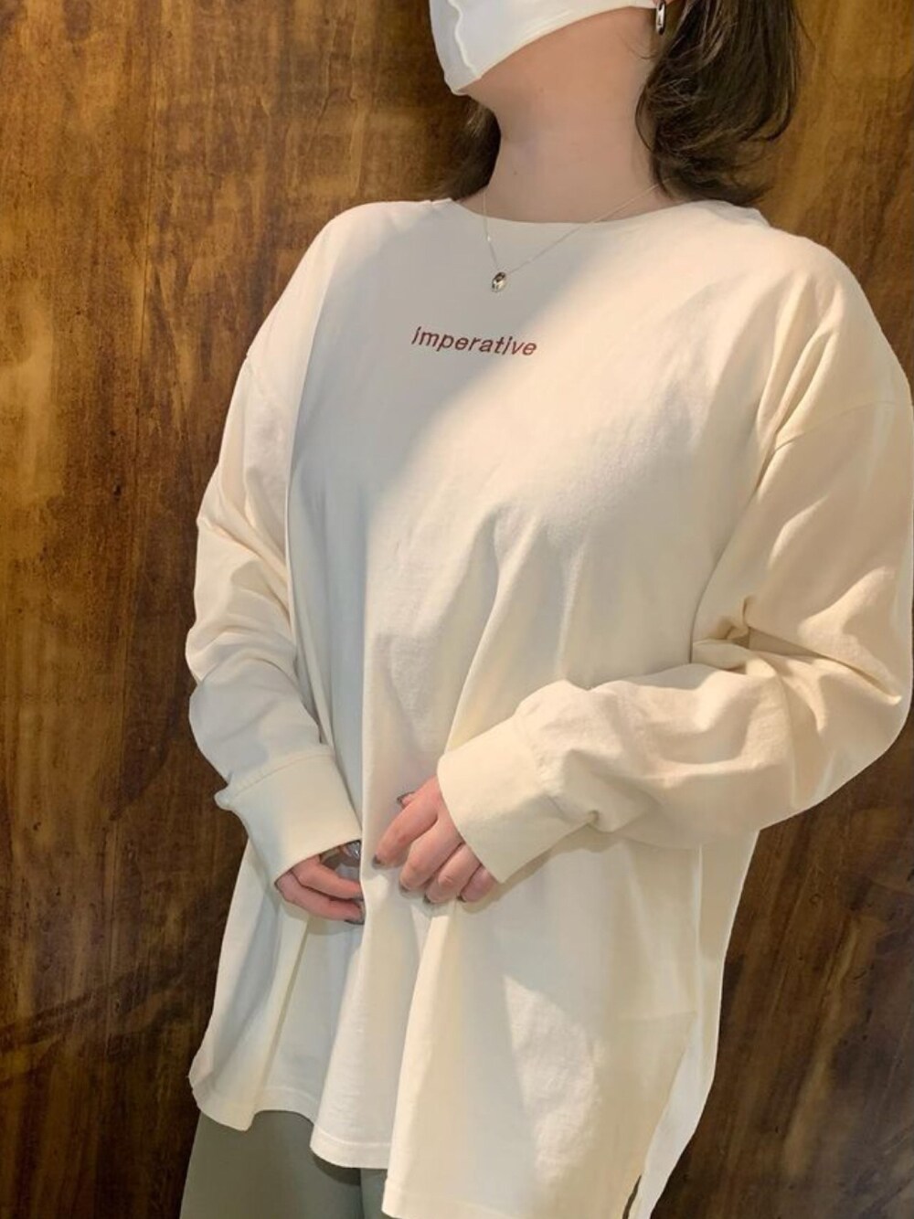 ホワイト系のTシャツ/カットソー、シルバー系のネックレスを着用したレディースの冬コーディネートの1枚目の写真