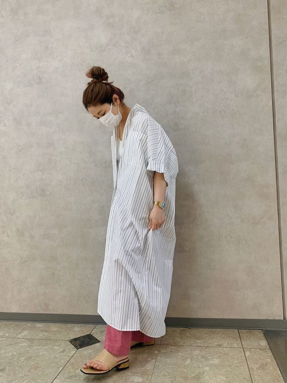 ホワイト系のワンピース、ピンク系のその他パンツ、ベージュ系のサンダルを着用したレディースの夏コーディネートの1枚目の写真
