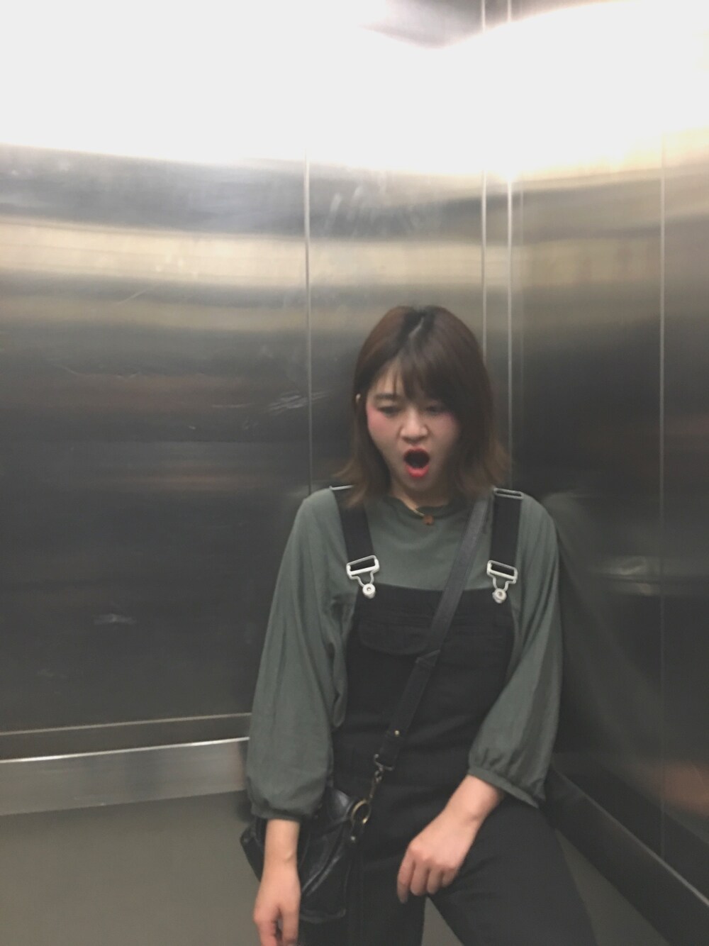 「カジュアル」｜「ZARAのアイテム（サロペット/オーバーオール、ブラック系）」を使った、害害怕被剪脚趾甲さん（レディース・158cm）の夏コーディネートの1枚目の写真