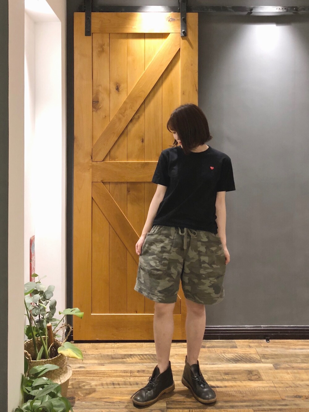 「シンプル」｜「PLAY COMME des GARCONSのアイテム（Tシャツ/カットソー、ブラック系）」を使った、害害怕被剪脚趾甲さん（レディース・158cm）の夏コーディネートの1枚目の写真