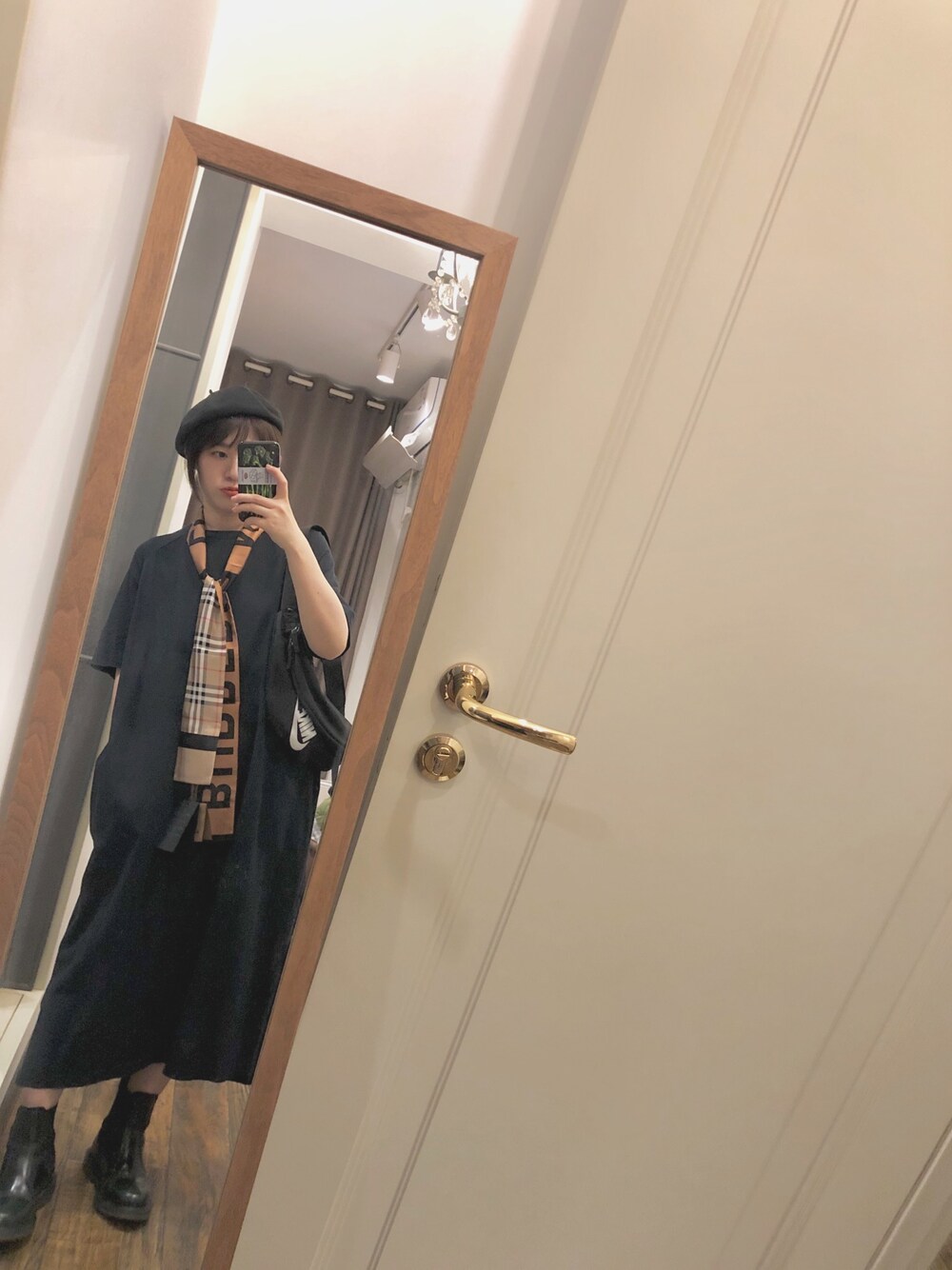 「街头搭配」｜「BURBERRYのアイテム（マフラー、ブラウン系）」を使った、害害怕被剪脚趾甲さん（レディース・158cm）の秋コーディネートの1枚目の写真