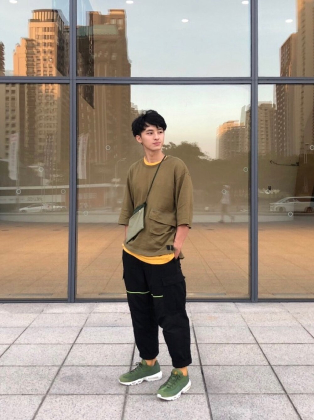 「TMCAZのアイテム（Tシャツ/カットソー、グリーン系）」を使った、秋やまさん（メンズ・178cm）の秋コーディネートの1枚目の写真