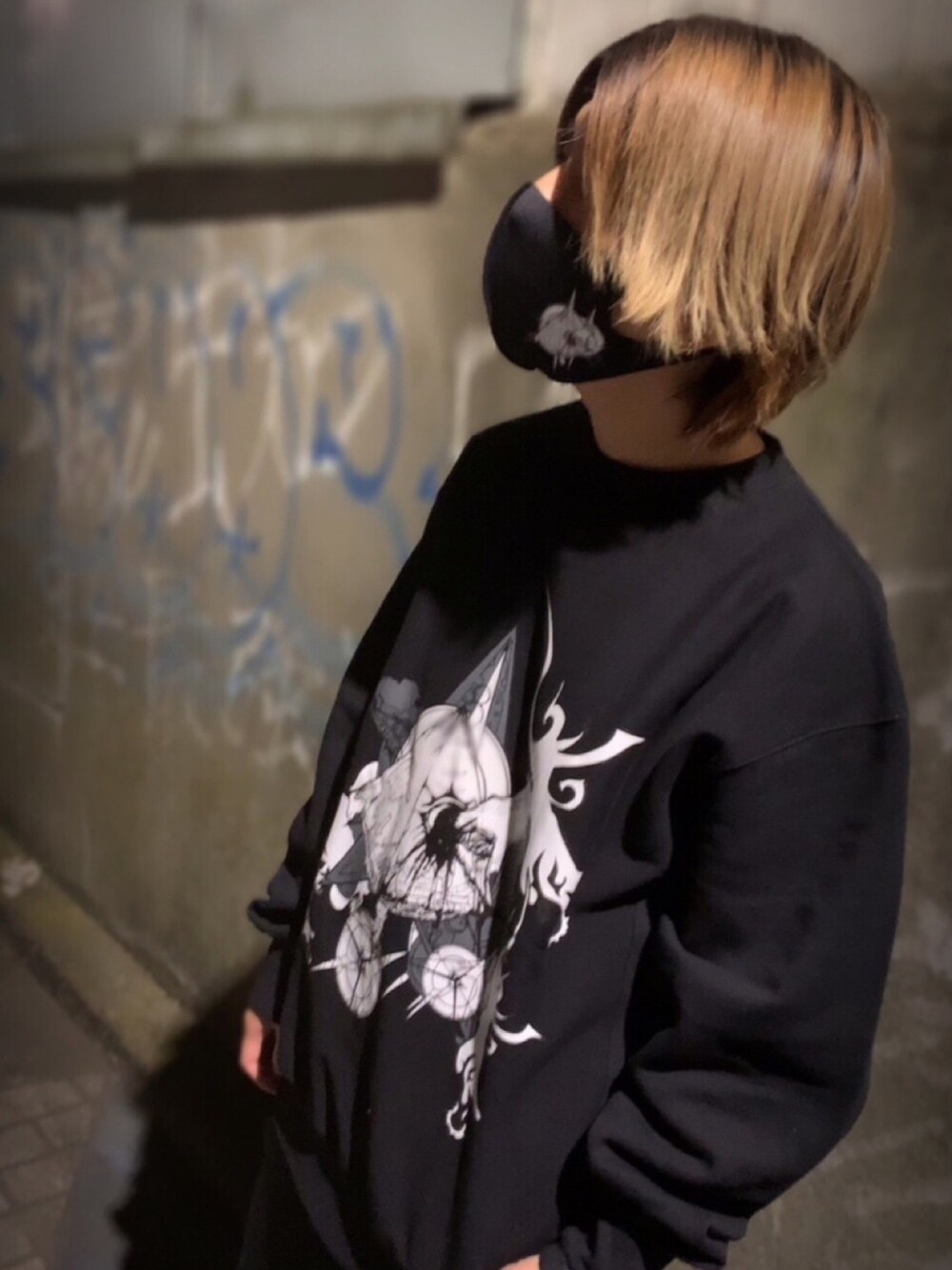 ブラック系のスウェット、ブラック系のマスクを着用したメンズの冬コーディネートの1枚目の写真