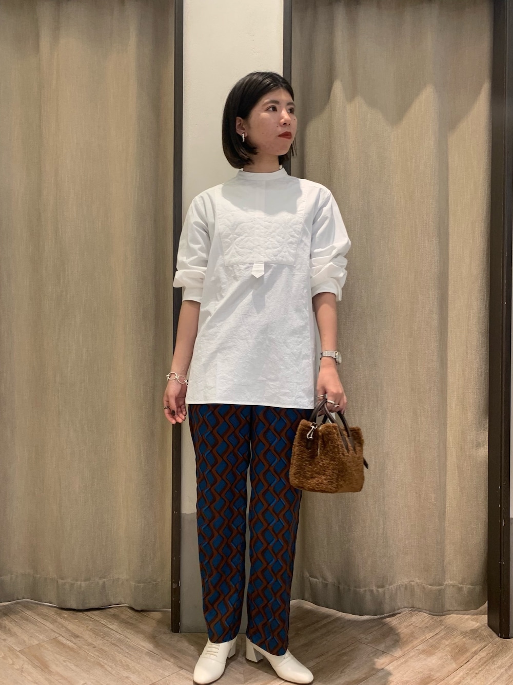 「オトナ女子、休日コーデ、秋コーデ、秋冬コーデ、ビックシルエット、オトナカジュアル、シャツスタイル、柄パンツ、高身長女子、ノーカラーシャツ」｜「CAPRICIEUX LE'MAGEのキルトステッチシャツ（シャツ/ブラウス、ホワイト系）」を使った、gussan_lemageさん（レディース・168cm）の秋コーディネートの1枚目の写真