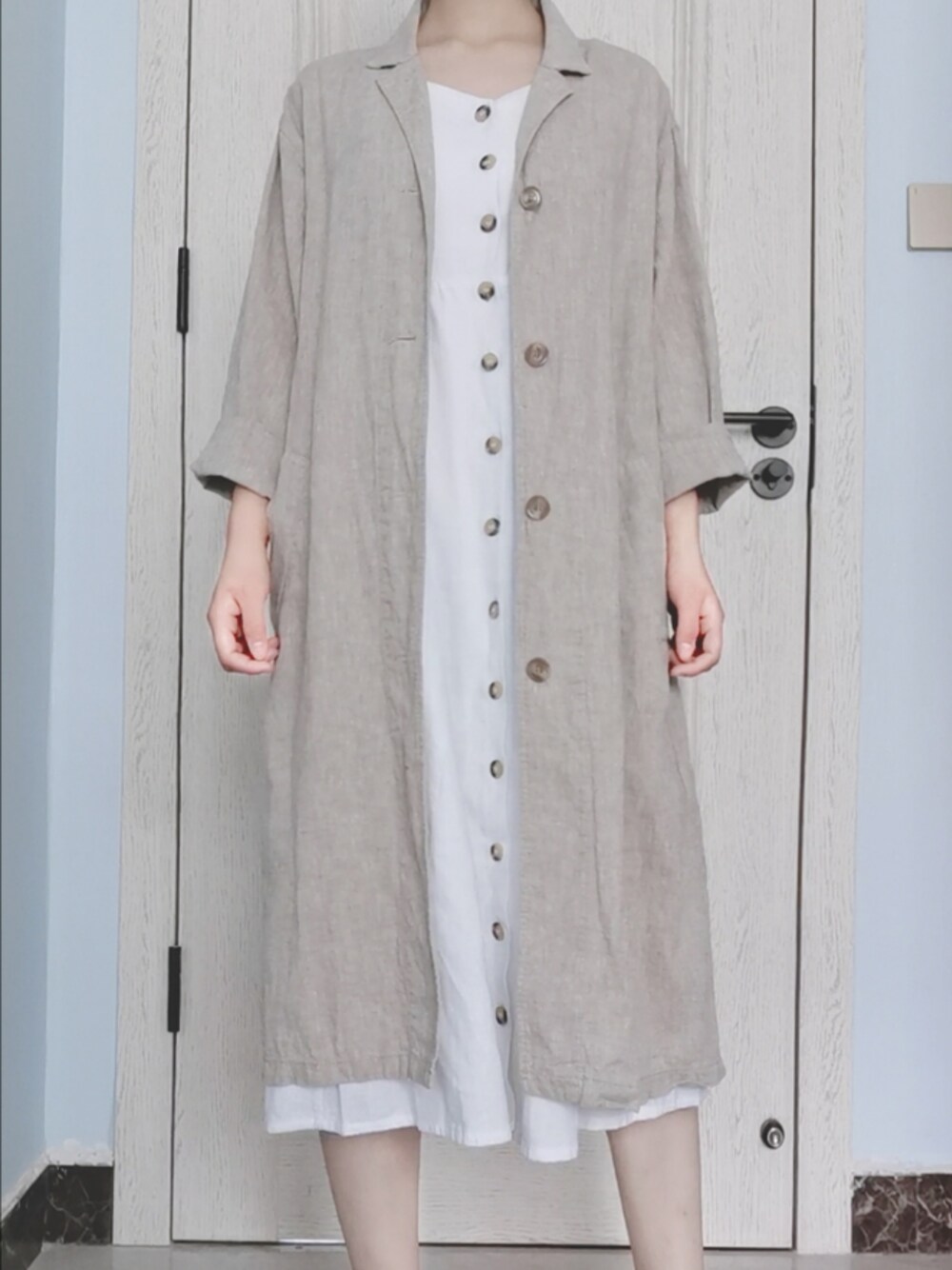 「H&Mのアイテム（ジャンパースカート、ホワイト系）」を使った、Fulittleさん（レディース・155cm）の夏コーディネートの1枚目の写真