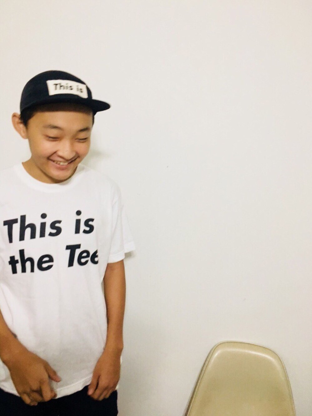 「スキニー、black、モノトーンコーデ、白Tシャツ、白、キャップ」｜「This isのアイテム（キャップ、ブラック系）」を使った、CanacoKawamuraさん（メンズ・171cm）の秋コーディネートの1枚目の写真