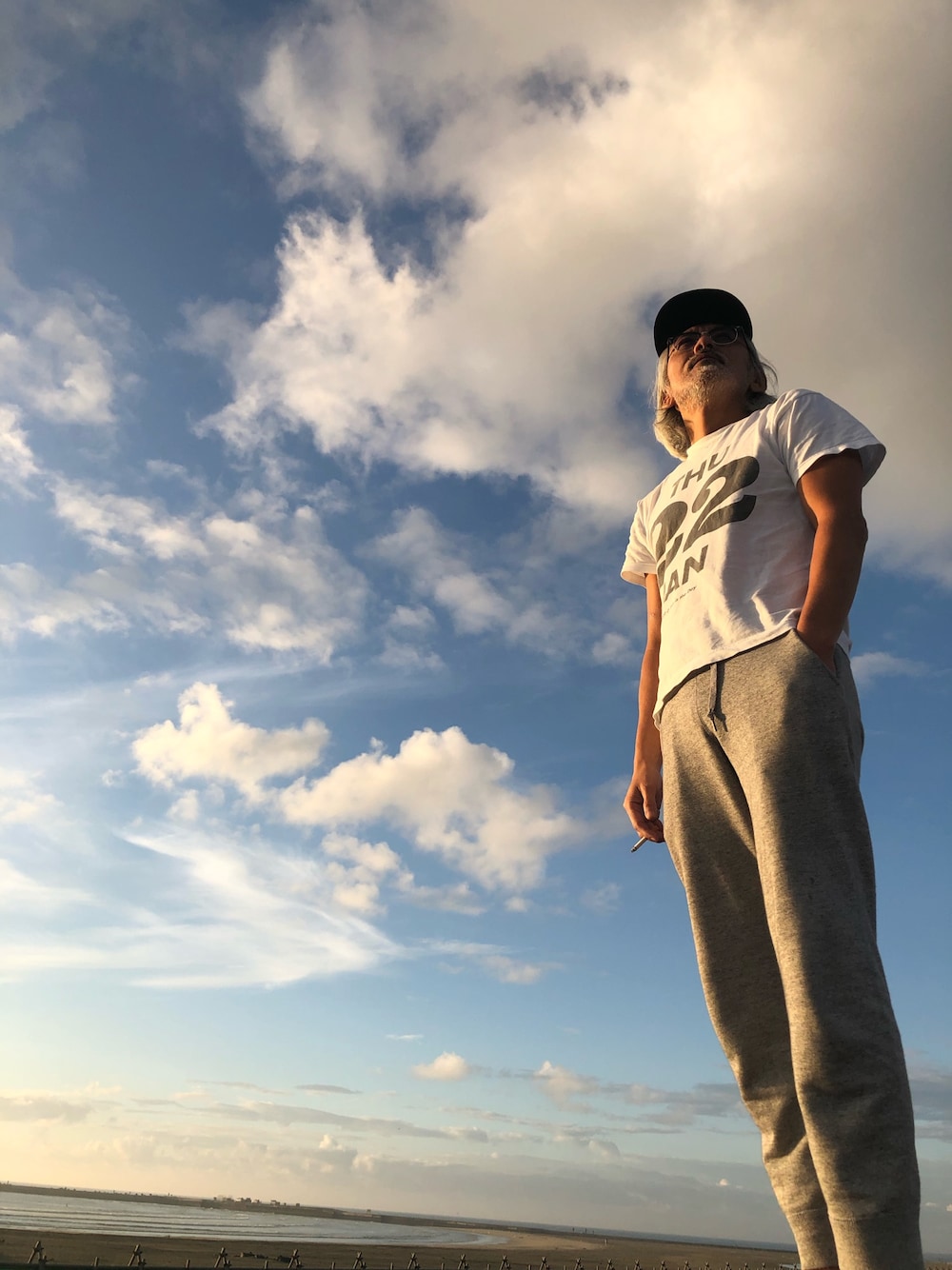 「サーフィン、海、カジュアル、50代カジュアル」｜「Championの【CHAMPION】裏起毛スウェットパンツ（スウェットパンツ、グレー系）」を使った、CanacoKawamuraさん（メンズ・177cm）の秋コーディネートの1枚目の写真