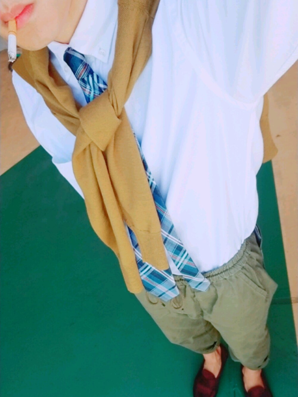 ホワイト系のシャツ/ブラウス、イエロー系のカーディガン/ボレロ、グリーン系のその他パンツを着用したメンズの秋コーディネートの1枚目の写真