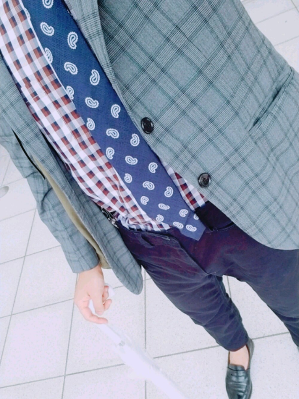 グレー系のテーラードジャケット、ブラウン系のシャツ/ブラウス、ブルー系のチノパンツを着用したメンズの秋コーディネートの1枚目の写真