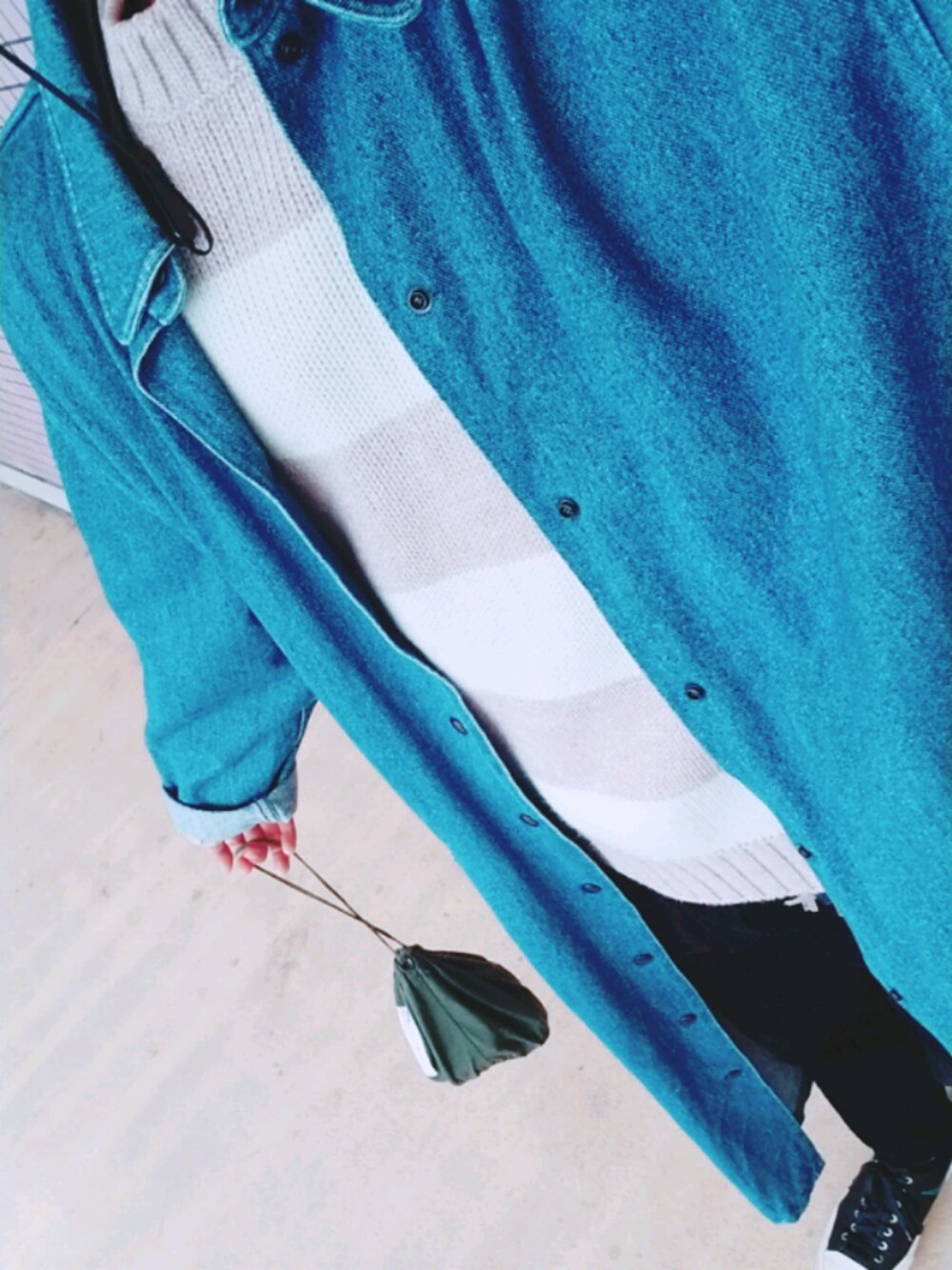 ブルー系のステンカラーコート、ブルー系のパンツ、グリーン系のバッグを着用したメンズの秋コーディネートの1枚目の写真