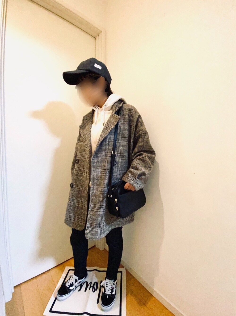 「シンプルコーデ、カジュアル、ラクチンコーデ、プチプラコーデ、低身長コーデ、VANS、パーカー、スキニーデニム、メンズライク」｜「しまむらのアイテム（チェスターコート、ブラウン系）」を使った、oohoshiooさん（レディース・152cm）の冬コーディネートの1枚目の写真