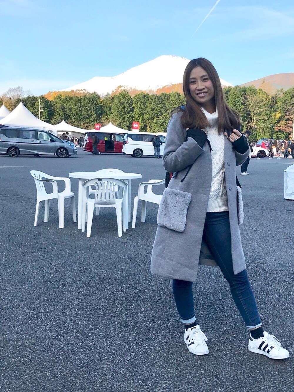 「冬コーデ、シューラルー、ドレスキップ、ラクチンコーデ、カジュアル、ootd、タートルネックニット、デニム、スキニーデニム、富士山」｜「DRESKIPのポケフェイクファーVネックコート（その他アウター、グレー系）」を使った、MINMINさん（レディース・165cm）の秋コーディネートの1枚目の写真