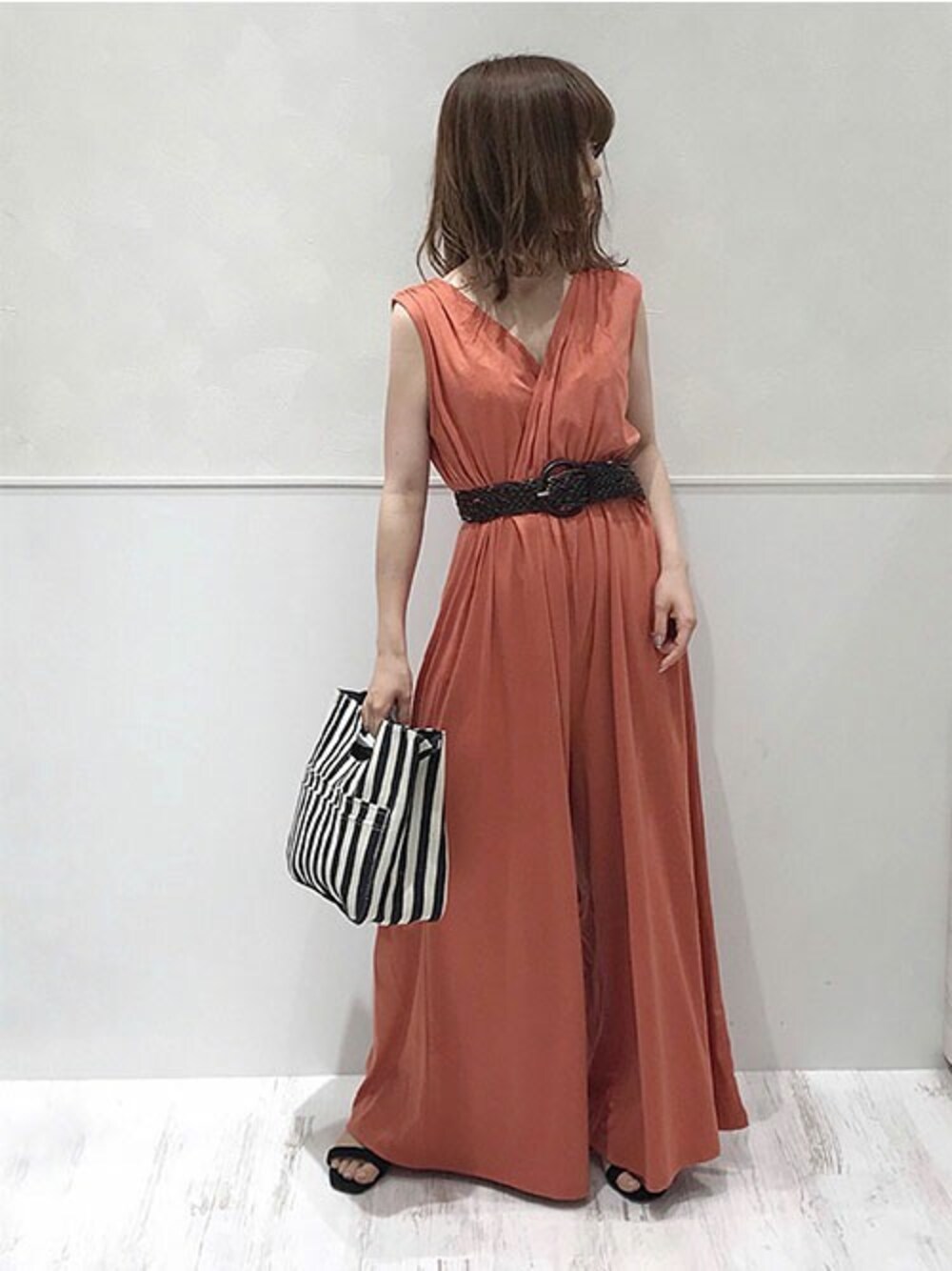 「カジュアル、サロペット、オールインワン、オレンジ、ベルト、サンダル、ドロシーズ(DRWCYS)、DRWCYS」｜「DRWCYSの前後カシュクールオールインワン（つなぎ/オールインワン、オレンジ系）」を使った、KAHOさん（レディース・148cm）の夏コーディネートの1枚目の写真